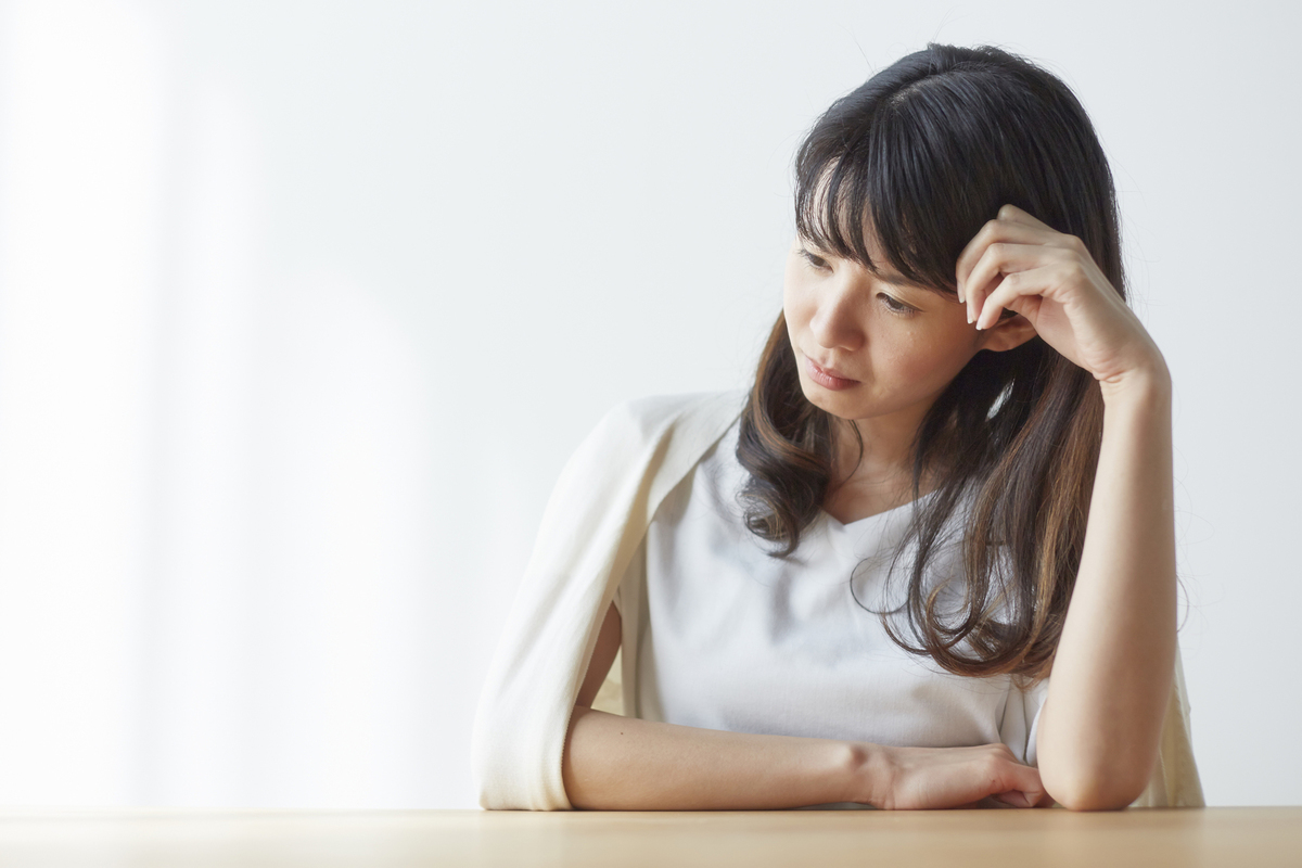 一人で悩む女性