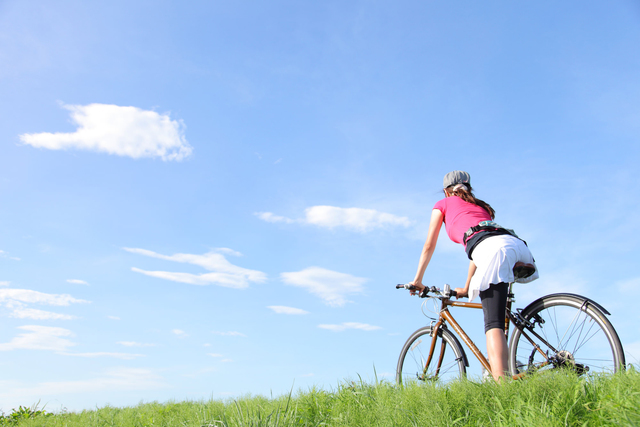 自転車に乗る女性