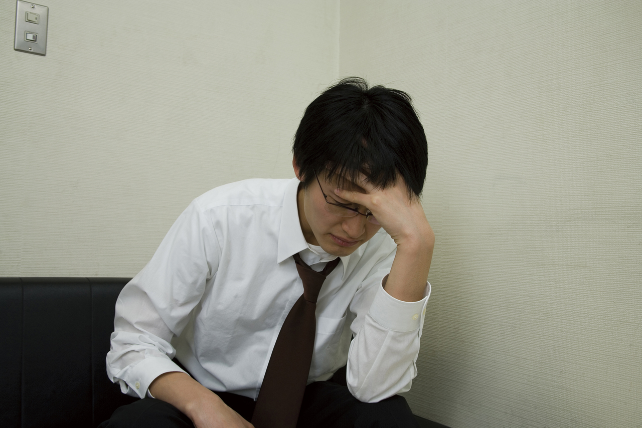 うつで悩んでいる男性