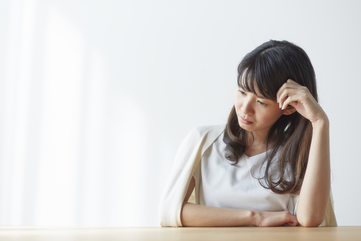 一人で悩む女性